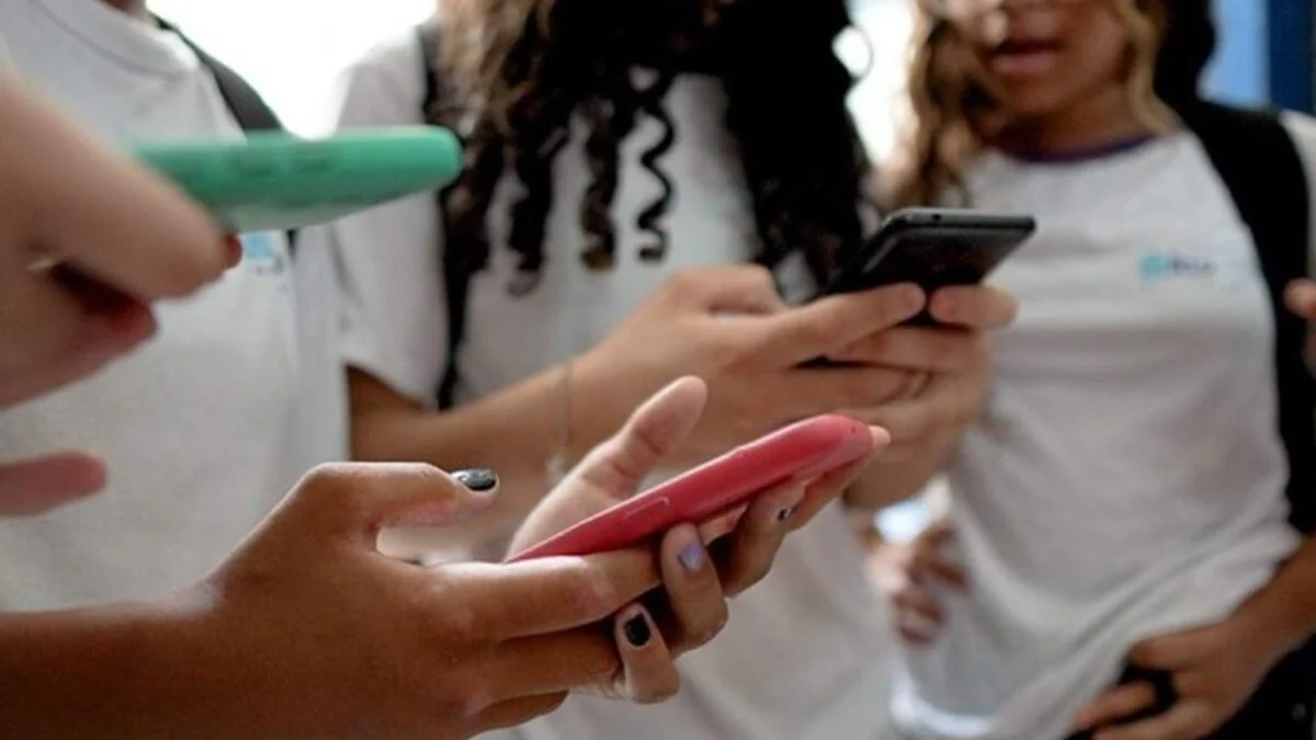 Gestores veem ampla adesão à lei de restrição de celular e pedem mais apoio das famílias